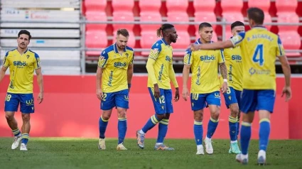 Los jugadores del Cádiz celebran un gol de Ontiveros.