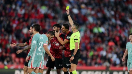 Sánchez Martínez saca amarilla durante un momento del partido