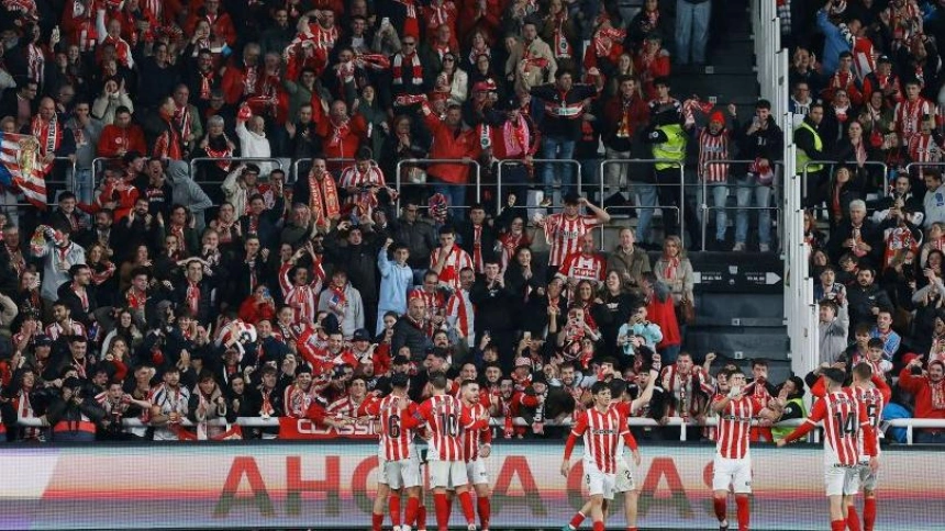 Los jugadores del Sporting celebran con La Mareona el triunfo en El Plantío.