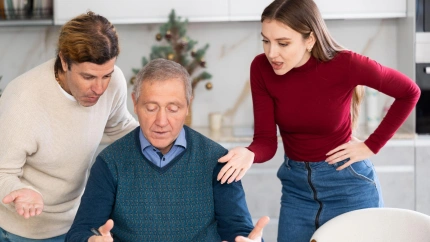 Miembros de la familia discutiendo la herencia