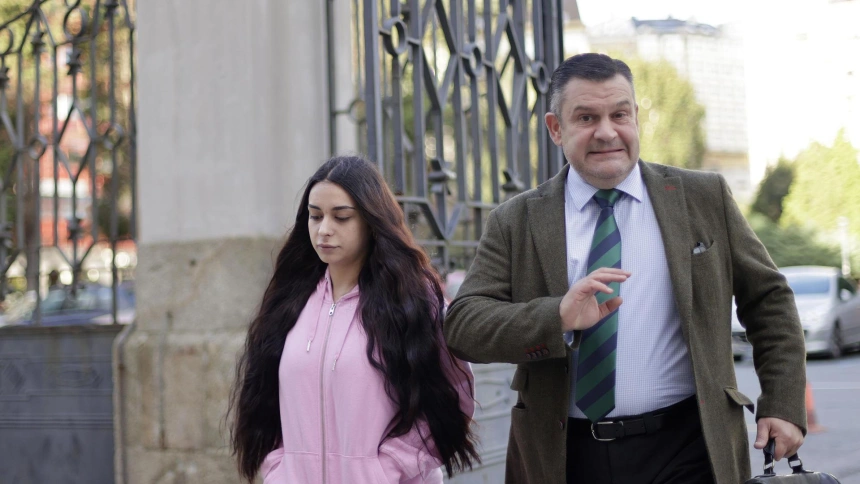 Katy Silva llega al juicio con su abogado, Luciano Prado