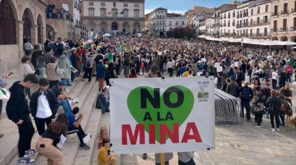 Manifestación de Salvemos la Montaña en contra de la mina de litio 

La Plataforma Salvemos la Montaña ha calificado de "histórica" la manifestación contra la mina de litio en Cáceres que este pasado domingo sacó a las calles a unas 7.000 personas según la organización, y 4.000 según los datos ofrecidos por la Policía Local.

POLITICA AUTONOMÍAS
SALVEMOS LA MONTAÑA