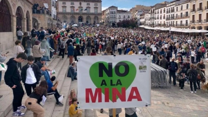 Manifestación de Salvemos la Montaña en contra de la mina de litio
La Plataforma Salvemos la Montaña ha calificado de "histórica" la manifestación contra la mina de litio en Cáceres que este pasado domingo sacó a las calles a unas 7.000 personas según la organización, y 4.000 según los datos ofrecidos por la Policía Local.
POLITICA AUTONOMÍAS
SALVEMOS LA MONTAÑA