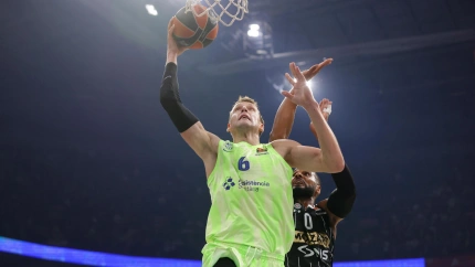 Belgrade (Serbia), 13/11/2024.- Barcelona's Jan Vesely (L) in action against Partizan's Brandon Davies (R) during the Euroleague basketball match between Partizan Belgrade and FC Barcelona in Belgrade, Serbia, 13 November 2024. (Baloncesto, Euroliga, Belgrado) EFE/EPA/ANDREJ CUKIC