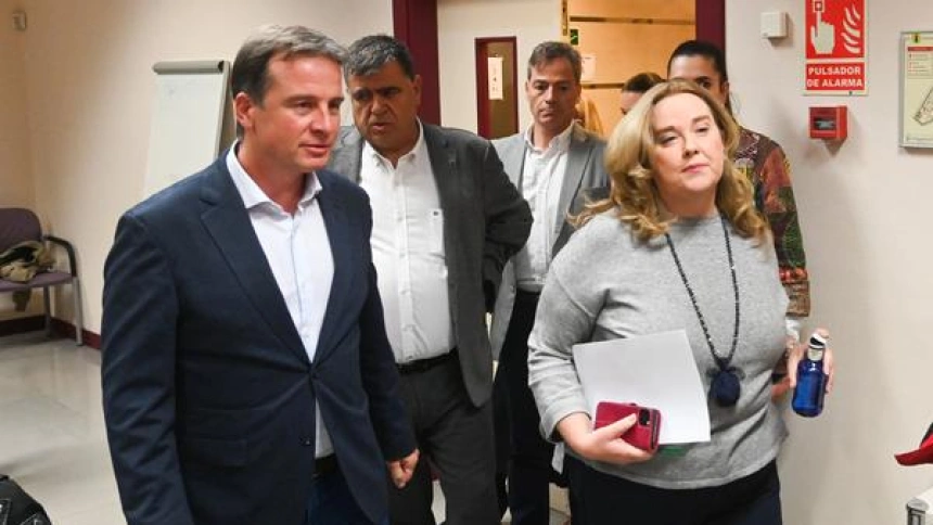 La alcaldesa Cristina Ayala accede a la sala de prensa del Ayuntamiento acompañada del presidente del Partido Popular de Burgos, Borja Suárez