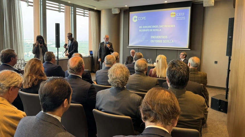 El director de COPE Sevilla, Joaquín López-Sáez, da la bienvenida al encuentro