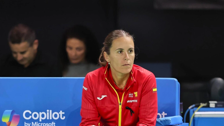 Anabel Medina sentada en el banquillo del equipo español de la Billie Jean King Cup.
.