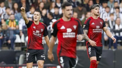 Los jugadores del Mirandés celebrando un tanto