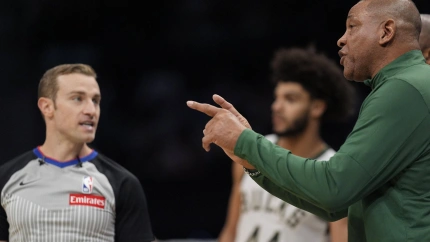 Doc Rivers habla con el colegiado ante Hornets