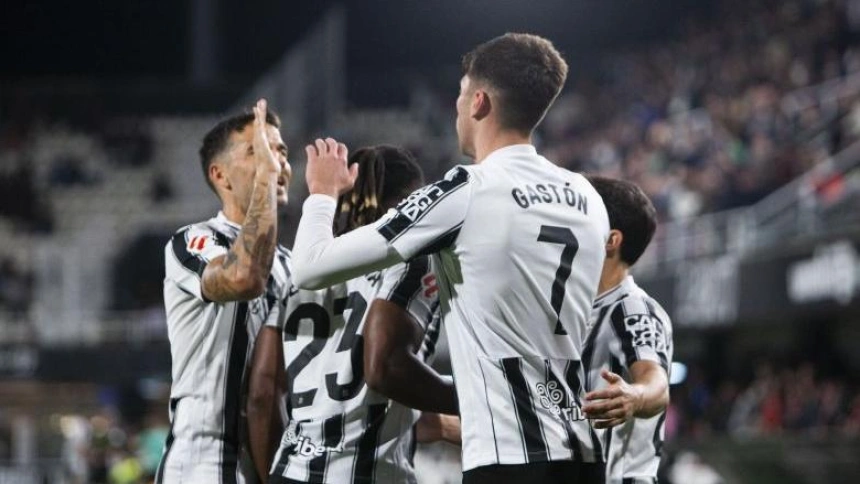 Gastón Valles celebra el gol de la victoria del Cartagena con varios compañeros.