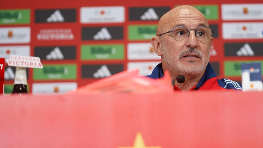 SANTA CRUZ DE TENERIFE (ISLAS CANARIAS), 17/11/2024.- El entrenador de la selección española, Luis de la Fuente, durante la rueda de prensa este domingo, previa al partido de la sexta jornada de la Liga de Naciones de la UEFA que se disputará este lunes en el estadio Heliodoro Rodríguez López de Santa Cruz de Tenerife. EFE/ Ramón de la Rocha