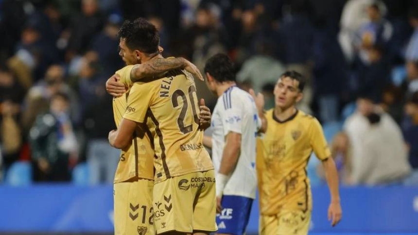 Jugadores de Zaragoza y Málaga se saludan a la conclusión del partido.