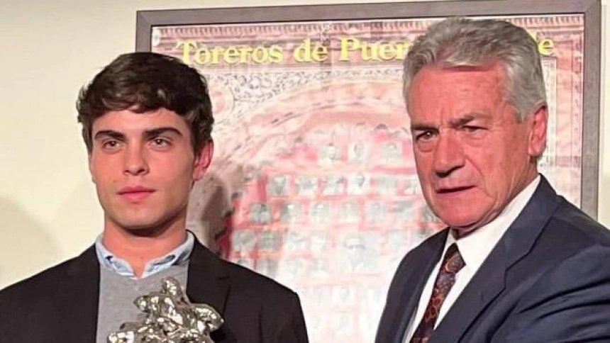 Jesús Yglesias recogiendo el premio de manos de José Luis Palomar