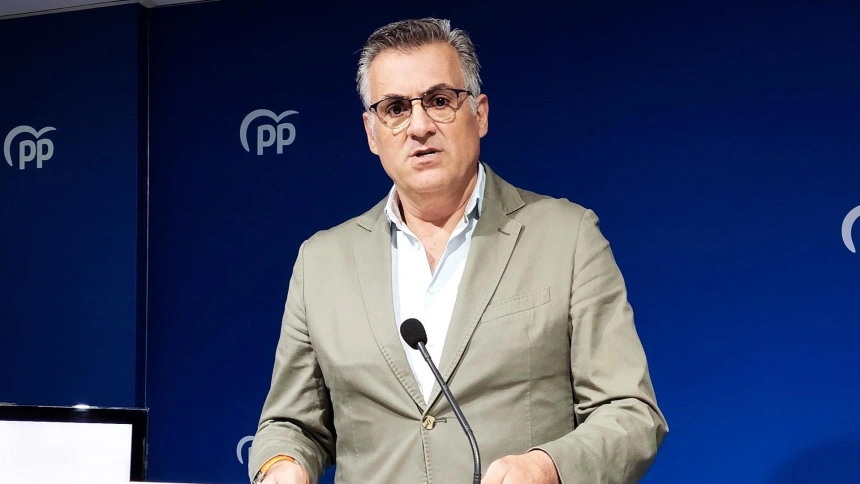 El vicesecretario de Organización del PP de Extremadura, José Manuel García Ballestero, en una rueda de prensa en la sede regional del partido.
