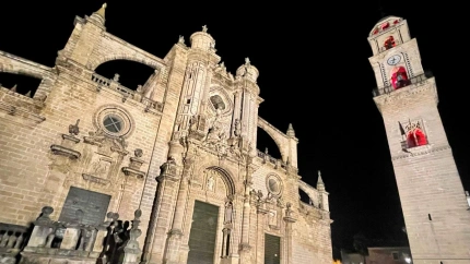 Catedral de Jerez con su torre iluminada en rojo con motivo de la Red Week