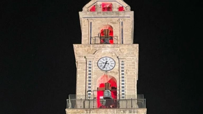 Torre de la Catedral de Jerez iluminada en rojo con motivo de la 'Redweek'