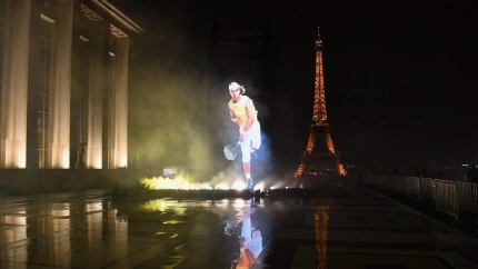 Imagen de Rafa Nadal proyectada en la plaza de Trocadero de París