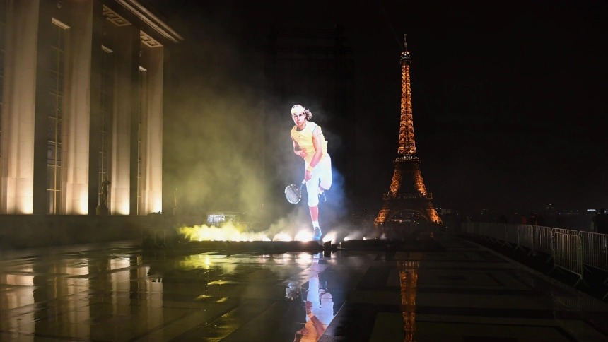 Imagen de Rafa Nadal proyectada en la plaza de Trocadero de París