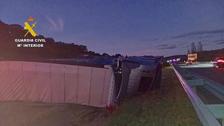 Camión volcado en Villar de Plasencia
