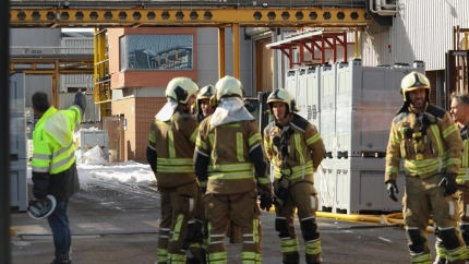Bomberos después de la explosión