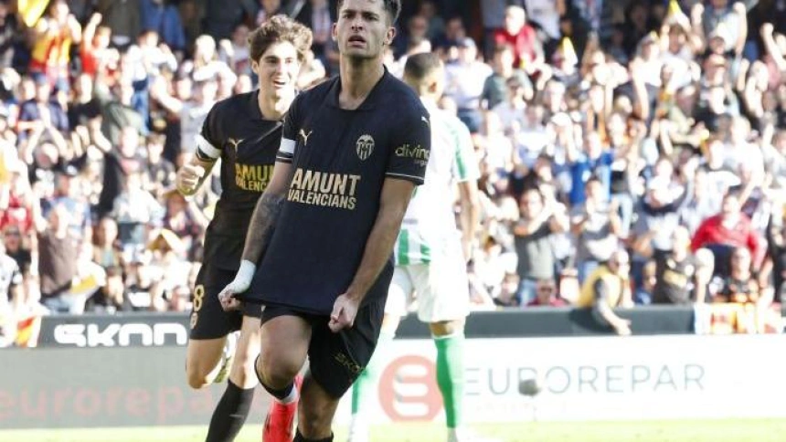 Golazo de vaselina del madrileño para poner el 3-1.