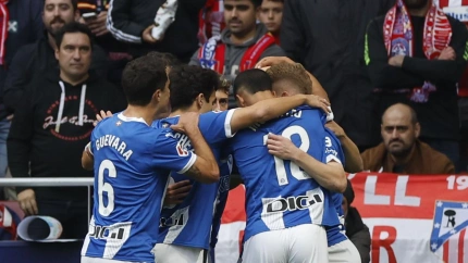 Los jugadores del Alavés celebran el gol de Jon Guridi