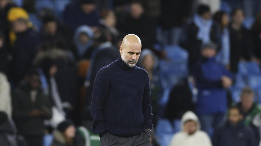 Pep Guardiola, cabizbajo tras la nueva derrota del Manchester City.