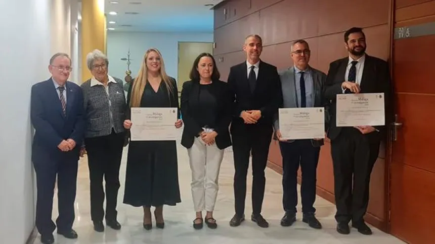 Los tres premiados de la UMA posan con las autoridades institucionales presentes en la ceremonia, que se ha celebrado en el MUPAN