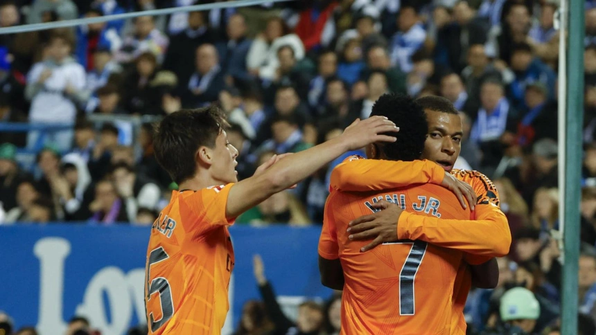 Kylian Mbappé celebra su gol contra el Leganés con Vinicius y Güler.