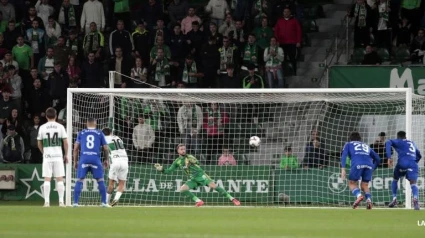 Nico Fernández anota el primer gol ante el Oviedo.