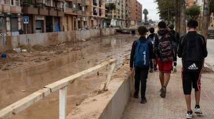 Niños yendo al colegio tras la DANA