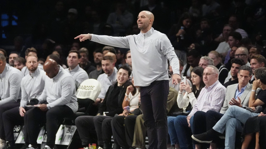 Jordi Fernández dando indicaciones en el partido frente a los Warriors