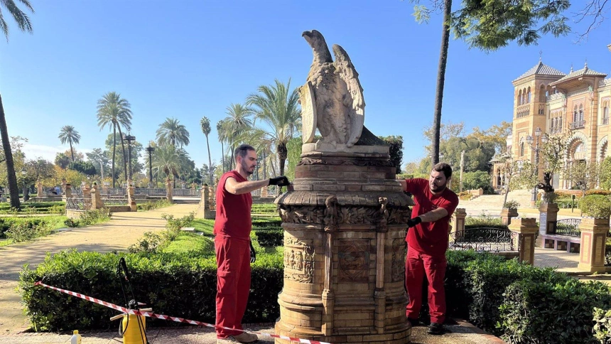 Actuaciones en una de las águilas decorativas de la Plaza de América, en el parque de María Luisa