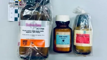 Envases de ácido pícrico retirado por la Guardia Civil de centros educativos
