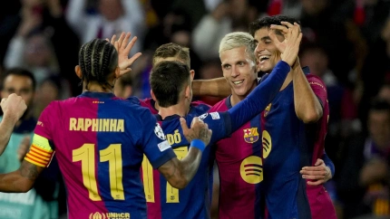 El Barcelona celebra el gol de Dani Olmo