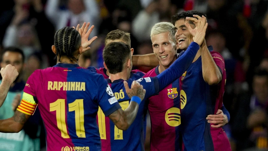 El Barcelona celebra el gol de Dani Olmo