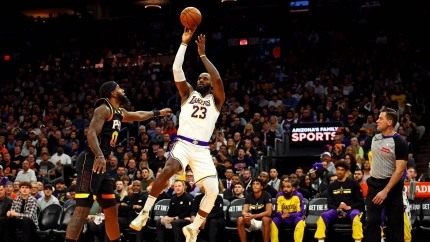 LeBron James tirando a canasta en el partido frente a los Suns