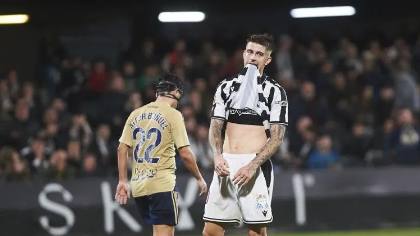 Aitor Buñuel y Raul Sánchez se lamentan a la conclusión del partido