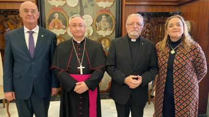 La dirección de Cáritas Diocesana de Asidonia-Jerez acompañados por monseñor José Rico Pavés.