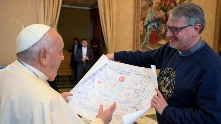 El Pontífice junto a uno de los laicos de la Familia Calasancia, quienes celebran su 75 aniversario