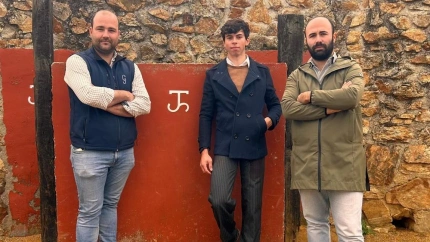 Jesús González y Daniel Torres 'Cotola' junto a Julio Méndez, en el centro de la imagen