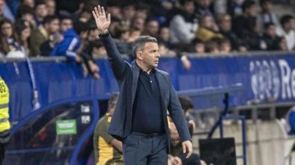 Javi Calleja da indicaciones en el Oviedo - Huesca