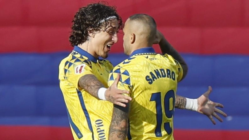 Sandro celebra con sus compañeros su tanto ante el FC Barcelona