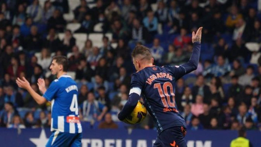 Iago Aspas recoge el balón del fondo de la red en busca de la remontada contra el Espanyol.