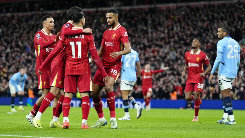 Varios futbolistas del Liverpool celebran el gol de Gakpo contra el Manchester City.