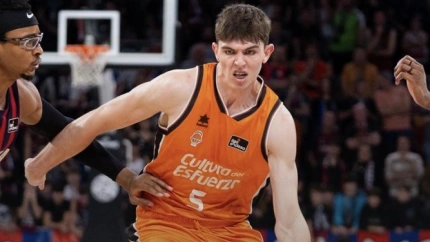 Sergio De Larrea supera la defensa de Moneke en Vitoria