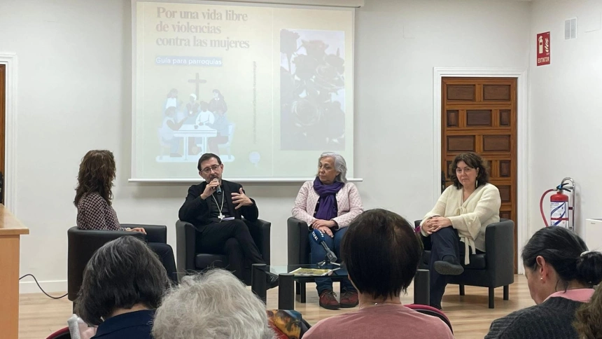 El cardenal José Cobo durante la presentación de la guia 'Por una vida libre de violencias contra las mujeres', junto a las autoras de la guia Julia Almansa y Carmen Montejo
