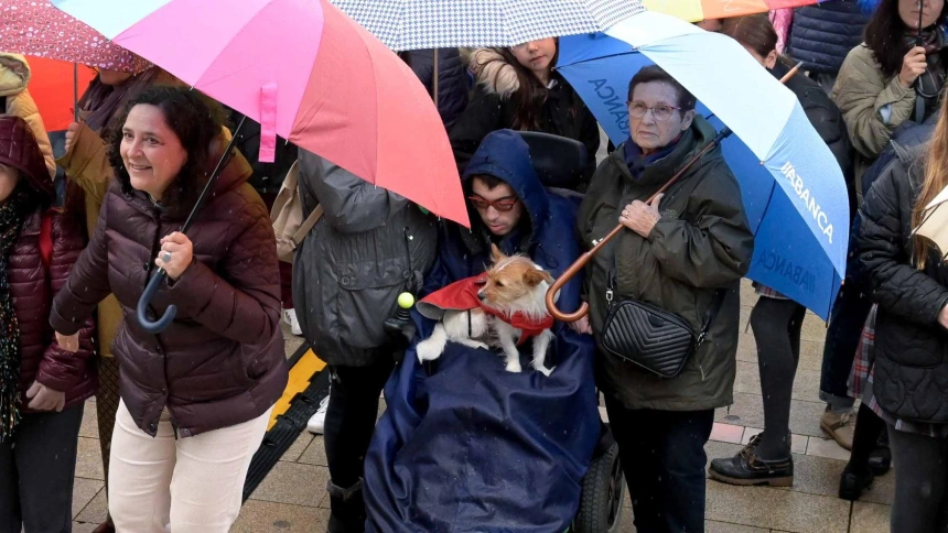 Concentración Baixo O Mesmo Paraugas en A Coruña, a la que asisten Marcos y su perro Copito