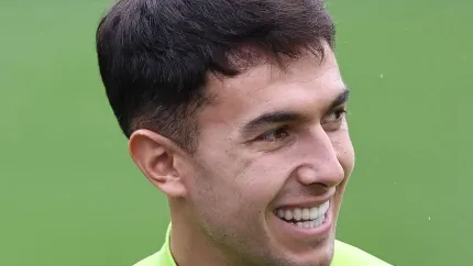 Martín Zubimendi sonríe antes de comenzar un entrenamiento en Zubieta