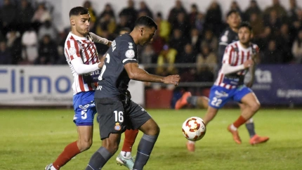 BARBASTRO (HUESCA, ARAGÓN), 03/12/2024.- Israel García del Barbastro disputa un balón ante Walid Cheddira del Espanyol este martes, durante el partido de segunda ronda de la Copa del Rey, entre el UD Barbastro y el RCD Espanyol, en el Estadio Municipal de Barbastro. EFE/ Javier Blasco